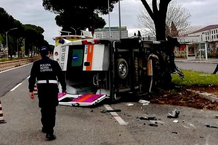 Roma, ambulanza si ribalta in incidente: 4 feriti