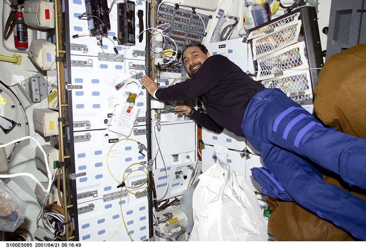 L'astronauta Umberto Guidoni sulla Iss poche ore prima dell'arrivo di Dennis Tito, primo turista spaziale 