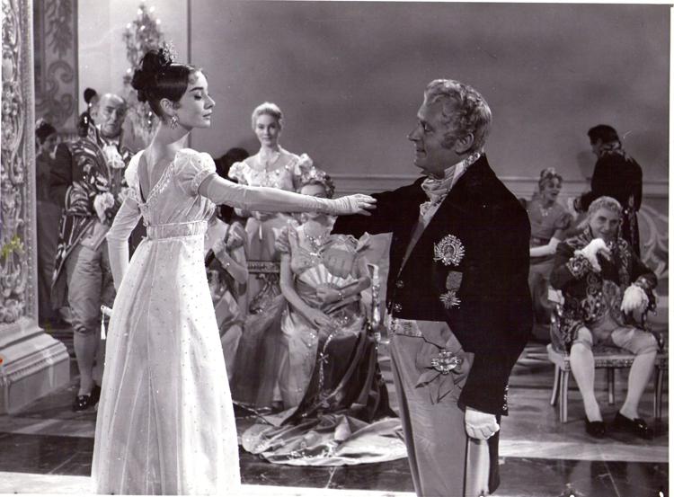 Audrey Hepburn nella scena del ballo in 'Guerra e Pace' con l'abito firmato dalla maison Gattinoni