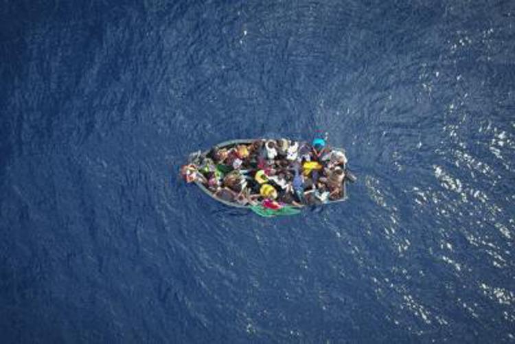 Migranti, in 95 su barca in difficoltà nel Mediterraneo: 