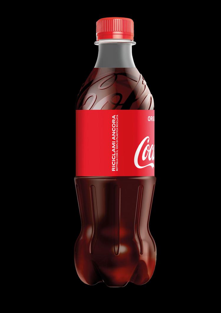 Coca-Cola presenta la nuova bottiglia. Con il 100% di plastica riciclata