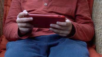 Bambino con smartphone  - (Fotogramma/Ipa)