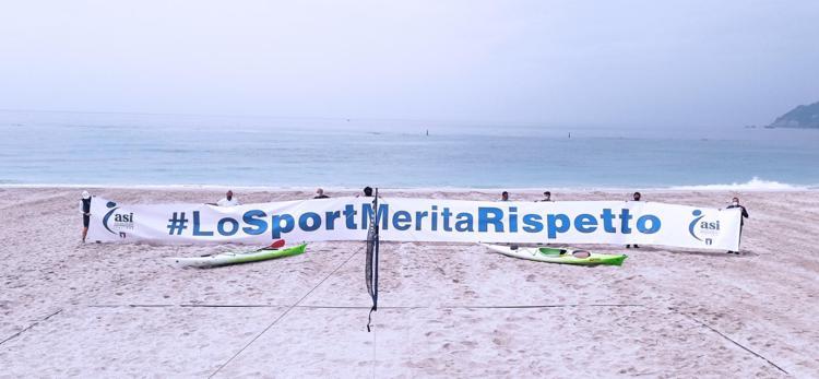 Continua il tour in Campania con lo striscione #LoSportMeritaRispetto