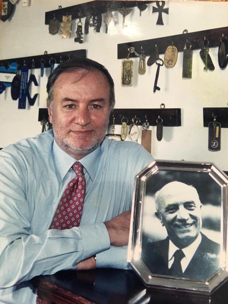 Giorgio Fanfani accanto a una foto del padre, storico leader Dc