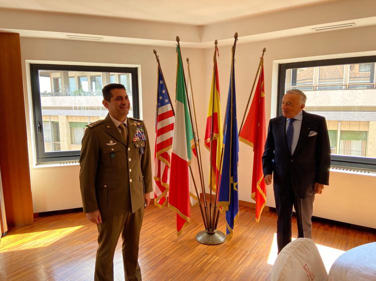 L'editore di Adnkronos Giuseppe Marra e il generale Francesco Paolo Figliuolo, oggi in visita al Palazzo dell'Informazione - foto Adnkronos