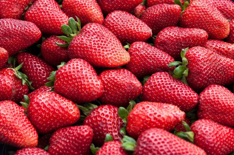 Frutti rossi, alimenti bio e integrali, ecco la dieta anti-endometriosi
