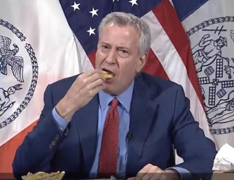 New York, ti vaccini? Il sindaco ti offre un hamburger