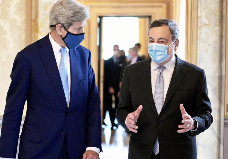 John Kerry (L) with Mario Draghi (R)