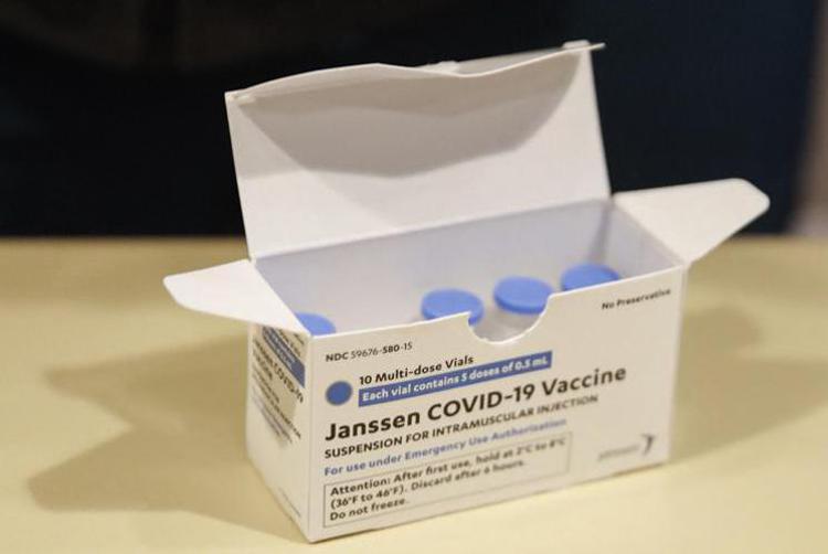 Vaccino Johnson & Johnson, no seconda dose: bugiardino, effetti collaterali