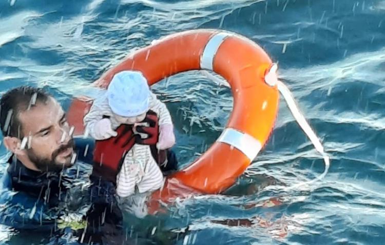 Migranti, neonato salvato in mare: l'immagine simbolo della crisi in Spagna
