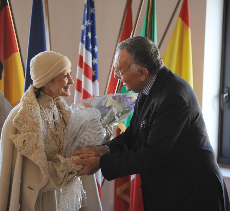 Carla Fracci con l'editore dell'Adnkronos, Giuseppe Marra, nella sua visita al Palazzo dell'Informazione