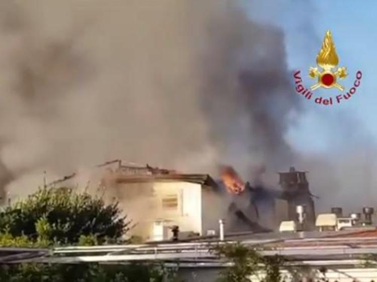 Forte dei Marmi, incendio distrugge stabilimento balneare - Video