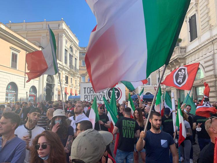 Roma: piazza Ss Apostoli piena per sit in Casapound, organizzatori 'siamo 3mila'