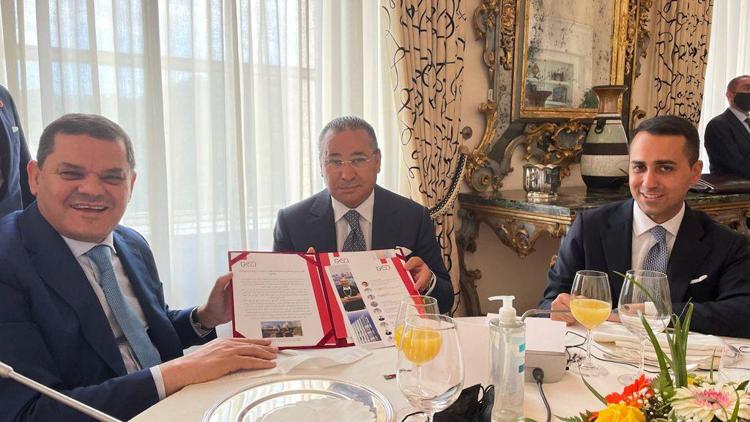 Il premier libico Abdul Hamid Dbeibah, il presidente di Gksd investment holding e vicepresidente del gruppo San Donato, Kamel Ghribi e il ministro Luigi Di Maio