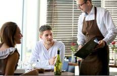 Lavoro, con le agenzie 130mila occasioni per l’estate, più richiesti camerieri