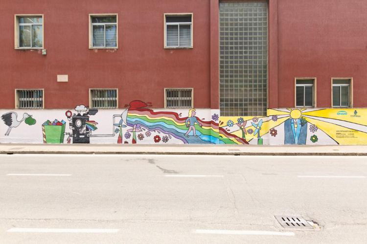 Nasce a Cinisello Balsamo il primo murale “mangia smog”. Realizzato dagli studenti, e’ un’opera capace di neutralizzare l’inquinamento prodotto dalla circolazione di 2.200 auto in un anno.