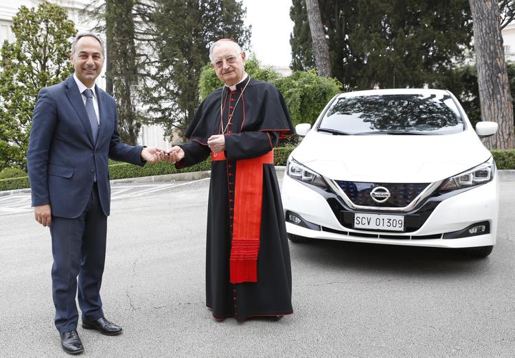 Nissan dona una Leaf al Vaticano, segno di impegno ambientale comune