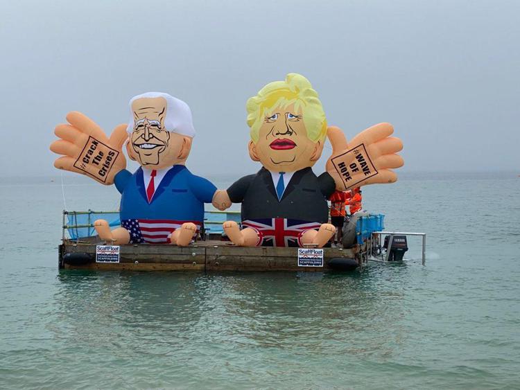 G7, i gonfiabili di Biden e Johnson: la protesta arriva via mare