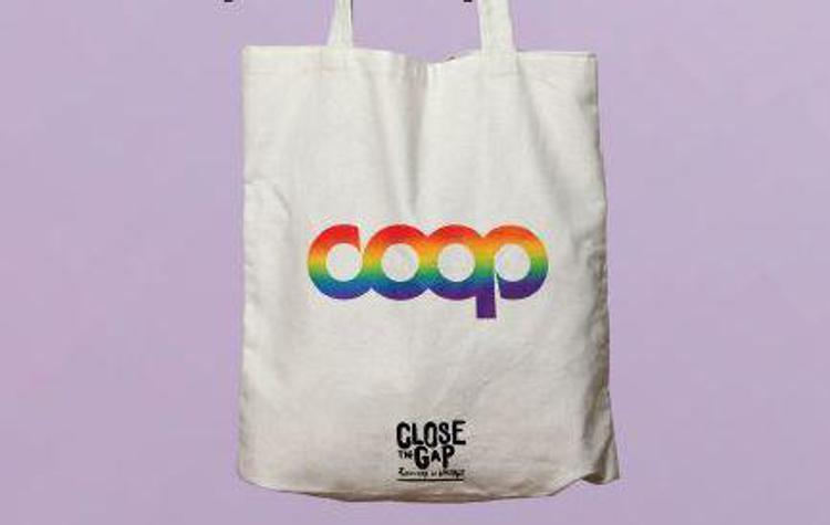 Bag con logo arcobaleno, Coop al fianco della comunità Lgbtq+