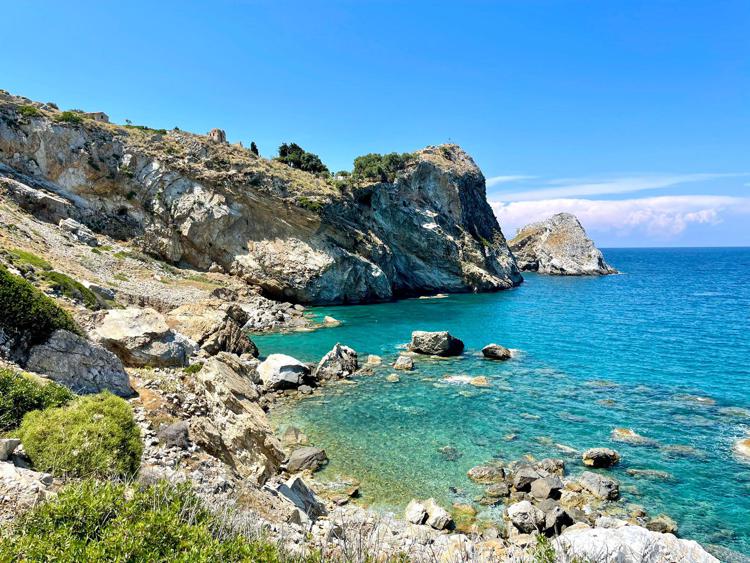 Una delle spiagge più suggestive di Skiathos, in Grecia (foto Adnkronos)