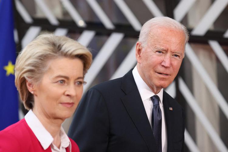 (From L) President of the EU Commission Ursula von der Leyen and US President Joe Biden arrive for an EU - US summit at the European Union headquarters in Brussels on June 15, 2021. (Photo by KENZO TRIBOUILLARD / AFP)