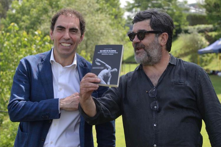 il giornalista Valerio Iafrate accanto all'attore Francesco Pannofino nel corso della presentazione del volume a Roma - (Roberto Di Tondo, @robditondo)