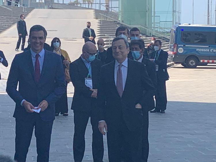 Spain's prime minister Pedro Sanchez (L) and  Italy's premier Mario Draghi (R)