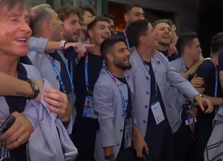 Euro 2020, gli azzurri cantano 'Notti Magiche' - Video