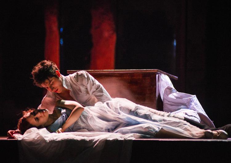 Una scena di 'Romeo e Giulietta' per la regia di Gigi Proietti in scena al Globe Theatre di Roma dal 30 giugno al 25 luglio