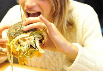 Cattive abitudini alimentari costano 50 mld l’anno, dieta mediterranea perde pezzi