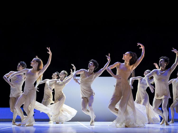 Un'immagine del  Béjart Ballet Lausanne che si esibirà a Como