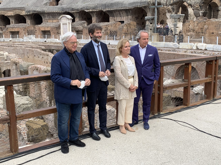 Il ministro Dario Franceschini con i fratelli Della Valle e la direttrice del Colosseo, Alfonsina Russo - (foto AdnKronos)