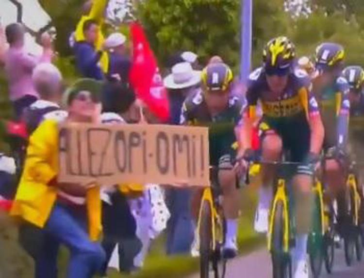 Tour de France, ha provocato maxicaduta: arrestata spettatrice - Video