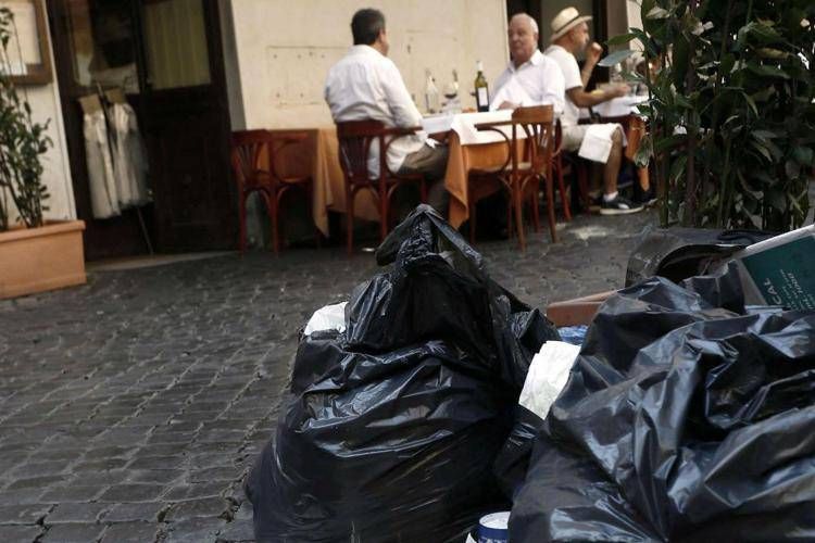 Rifiuti in strada a Roma, Costa: 