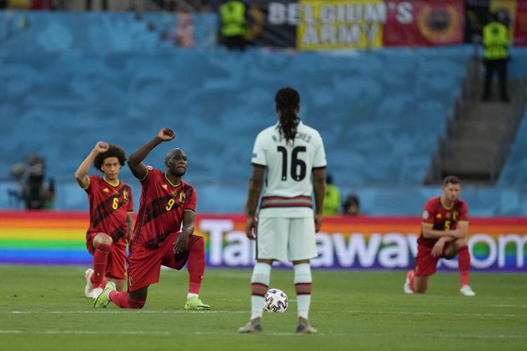 Il Belgio si inginocchia prima della sfida col Portogallo - (Afp)