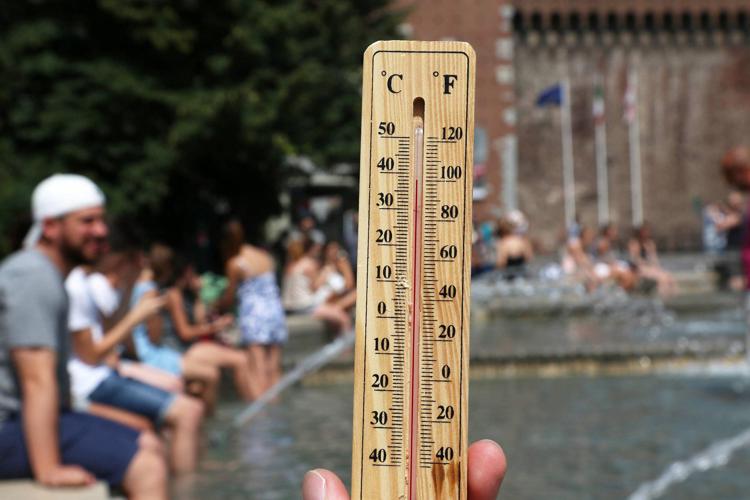Caldo termometro 38 gradi - piazza castello (Davide Salerno, Milano - 2017-08-03)  - FOTOGRAMMA