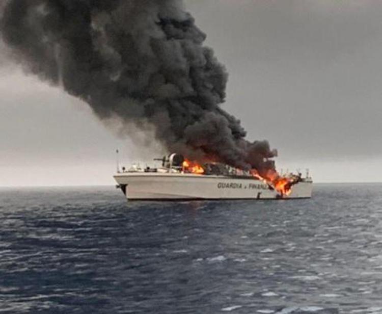 Nave Gdf in fiamme affonda, equipaggio in salvo - Il video