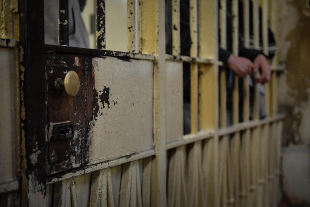Proposta legge per abolire reato di tortura: opposizione si scaglia contro FdI
