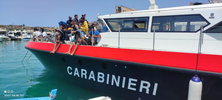 Migranti, sbarchi a raffica a Lampedusa: 215 approdati da stamattina