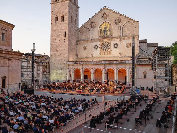 L'Orchestra dell'Accademia Nazionale di Santa Cecilia, diretta Antonio Pappano, chiude  l'11 luglio l'edizione 2021 del Festival dei Due Mondi di Spoleto