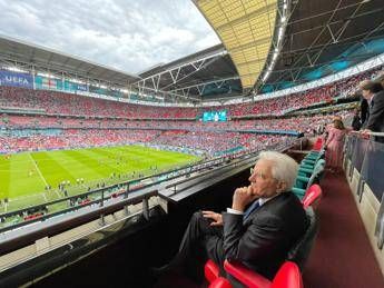Euro 2020, Mattarella a Wembley con cravatta e mascherina blu