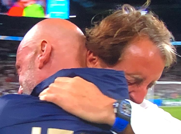 Italia campione d'Europa, l'abbraccio tra Mancini e Vialli