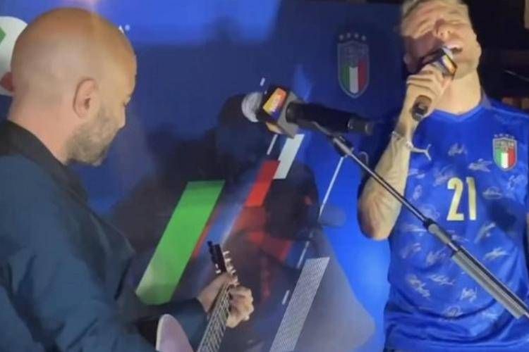 Show di Immobile con Sangiorgi dei Negramaro, in duetto 'Napule è'