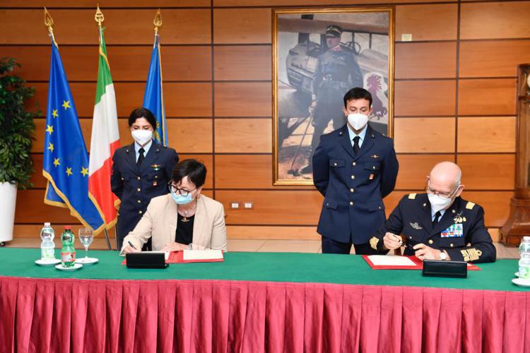 Spazio, Aeronautica militare sigla accordi per volo umano con Cnr e Tas Italia