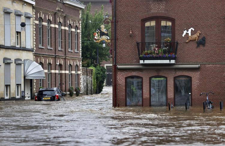 Olanda, rischio inondazioni a Maastricht: evacuazione per 10mila persone