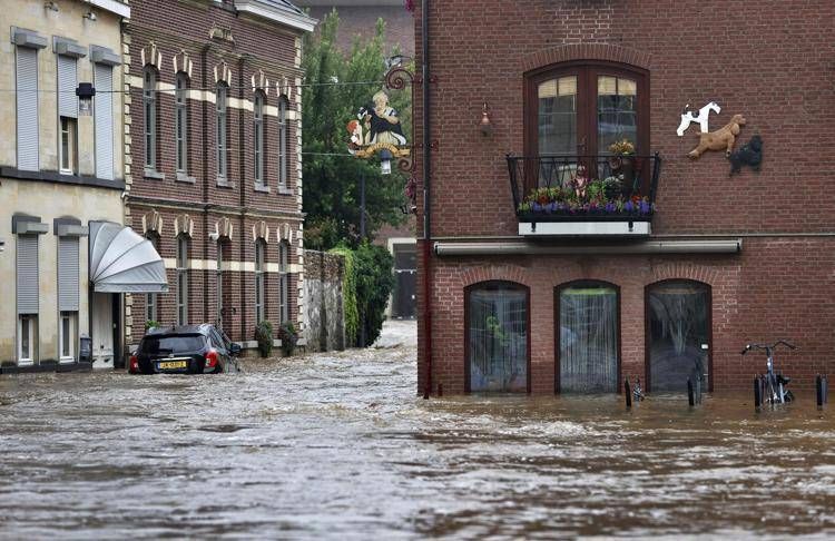 Olanda, rischio inondazioni a Maastricht: evacuazione per 10mila persone