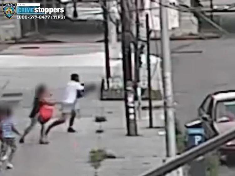New York, tenta di rapire bimbo: madre lo salva tirandolo fuori dal finestrino - Video