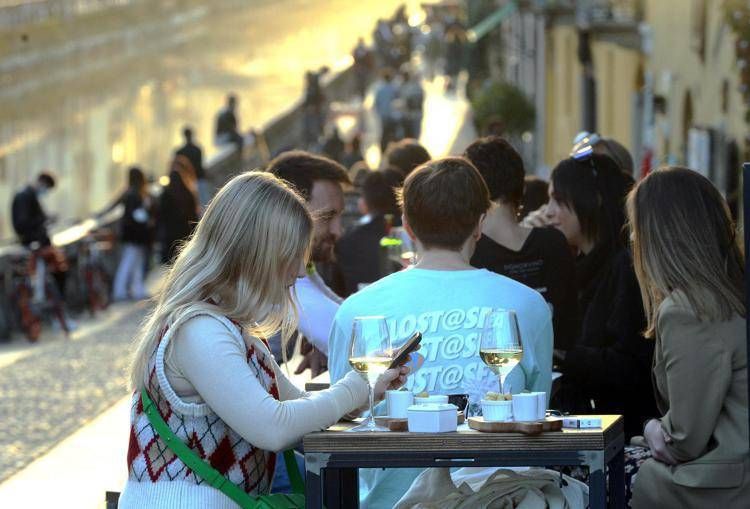 Persone al ristorante - (Fotogramma)