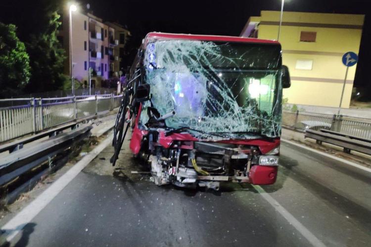 Roma, perde il controllo del bus e si schianta contro le auto in sosta