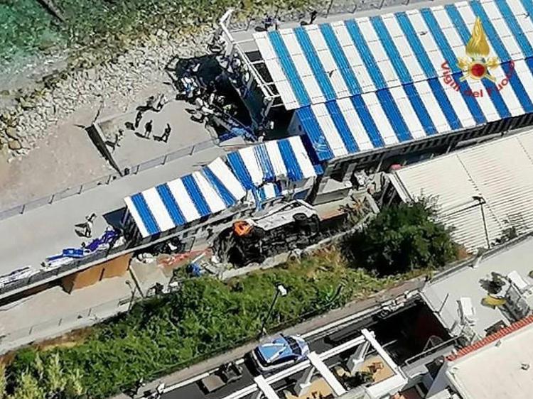 Capri, minibus esce di strada e precipita: morto autista, 28 feriti